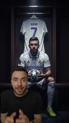 Mais um prompt para você transformar sua foto em uma imagem incrível usando o nanobanana do gemini do Google gratuitamente. PROMPT 🚨  Crie uma imagem minha (foto enviada em anexo) Uma foto hiperrealista em estilo estúdio de um jogador de futebol sentado com confiança em um vestiário. Ele veste uma camiseta do Real Madrid, junto com shorts brancos, meias brancas na altura do joelho e chuteiras amarelas. O jogador senta-se no banco do vestiário, segurando firmemente uma bola da Liga dos Campeões com as duas mãos entre os joelhos, olhando diretamente para a câmera com uma expressão séria e composta. Atrás dele, dentro do armário de madeira, uma segunda camisa do Real Madrid chamada 