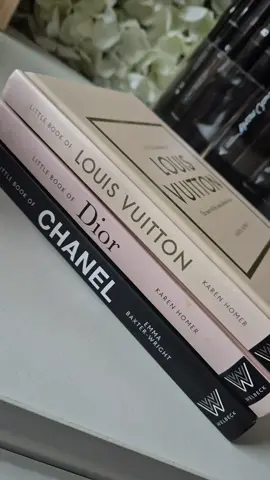 The perfect home decor pieces 😍  I love a coffee table book and the fact that there are actually functional? Game changer 🙌✌️ #coffeetablebook #homedecor #foryoudays #tiktokmademebuyit #designerbooks 