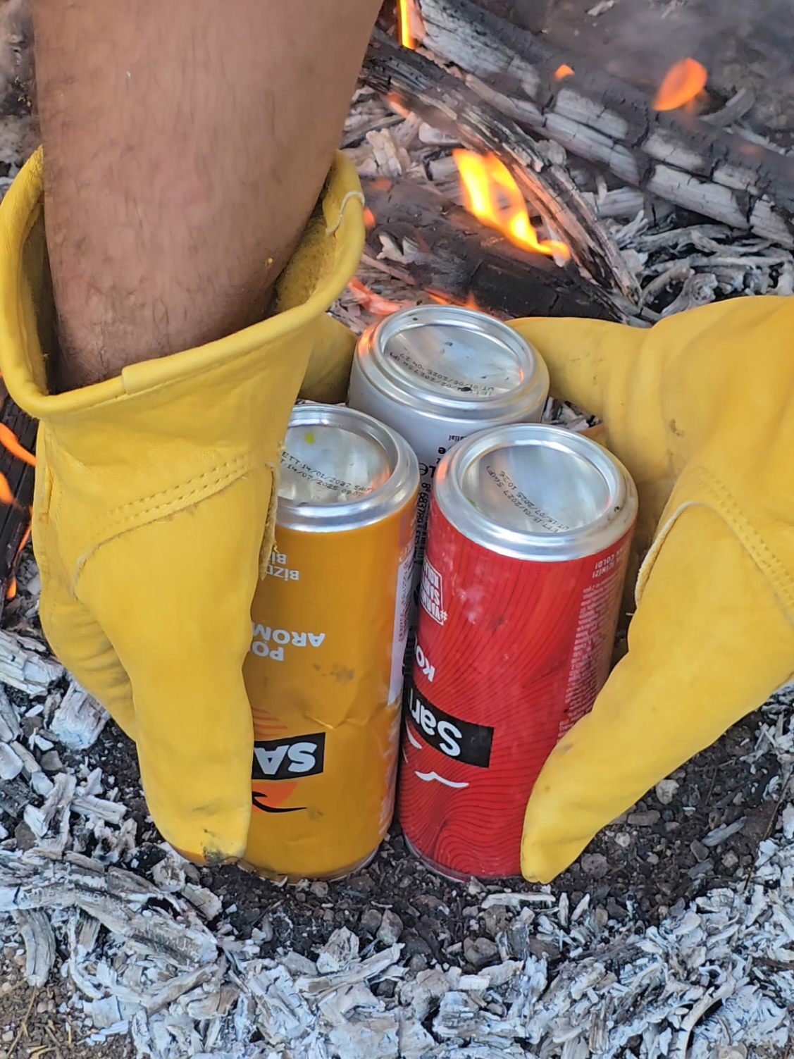 Doğada nadiren bilinen, pratik ve etkili bir yöntem… 🌲🔥  Basit bir işlemle başlayan bu süreç, sonunda doğadan kendi malzemelerinle hazırlayabileceğin doğal bir kömüre dönüşüyor. #survival #bushcraft #camping #campinghack #lifehacks 
