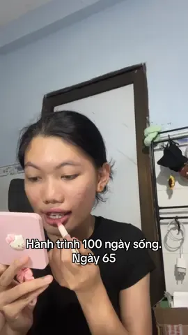 Hành trình 100 ngày sống. Ngày 65: Nay tui tập đánh son giống chị đẹp trên tóp tóp mà sao nó lạ lắm 🥹 #100ngaythaydoibanthan #makeup #mooekissv05 #mooekiss#danhsong 