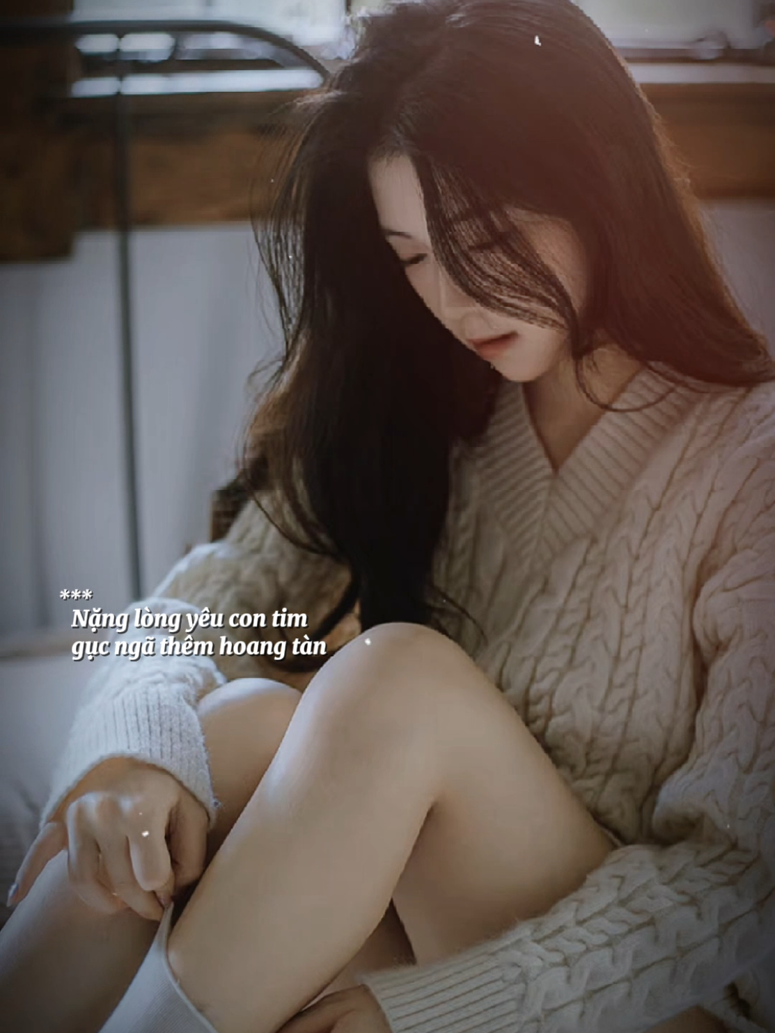 BUÔNG THÔI, ĐAU ĐỦ RỒI... Có những giới hạn trong yêu thương mà khi vượt qua, trái tim không còn đủ sức để chịu đựng thêm. Kể từ hôm nay, tôi sẽ không hỏi han vô vọng nữa. Sẽ không làm loạn để níu giữ một trái tim vốn đã không thuộc về mình. Sẽ không kiểm soát, không tự hành hạ bằng sự ghen tuông và bất an nữa. Bởi nếu ngần ấy thời gian hi sinh, ngần ấy lòng chân thành, mà vẫn không đủ để khiến tôi trở thành ngoại lệ trong trái tim người – thì thôi, từ đây, tôi không chờ đợi, không kỳ vọng thêm gì nữa. 💔 Nỗi đau đã nói đủ Tôi từng tin rằng chỉ cần yêu nhiều hơn, cho nhiều hơn, chắc chắn sẽ được đáp lại. Nhưng nước mắt chưa bao giờ chạm được đến đáy lòng người. Những lời khẩn cầu chưa bao giờ khiến người quay đầu. Và sự hy sinh đến tận cùng cũng chưa bao giờ khiến tôi trở thành duy nhất. #stt_buồn_tâm_trạng #nhactamtrang#nhạcchaymoingay 