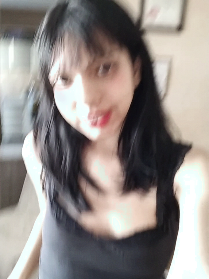 SHE'S LIKE HEROINE