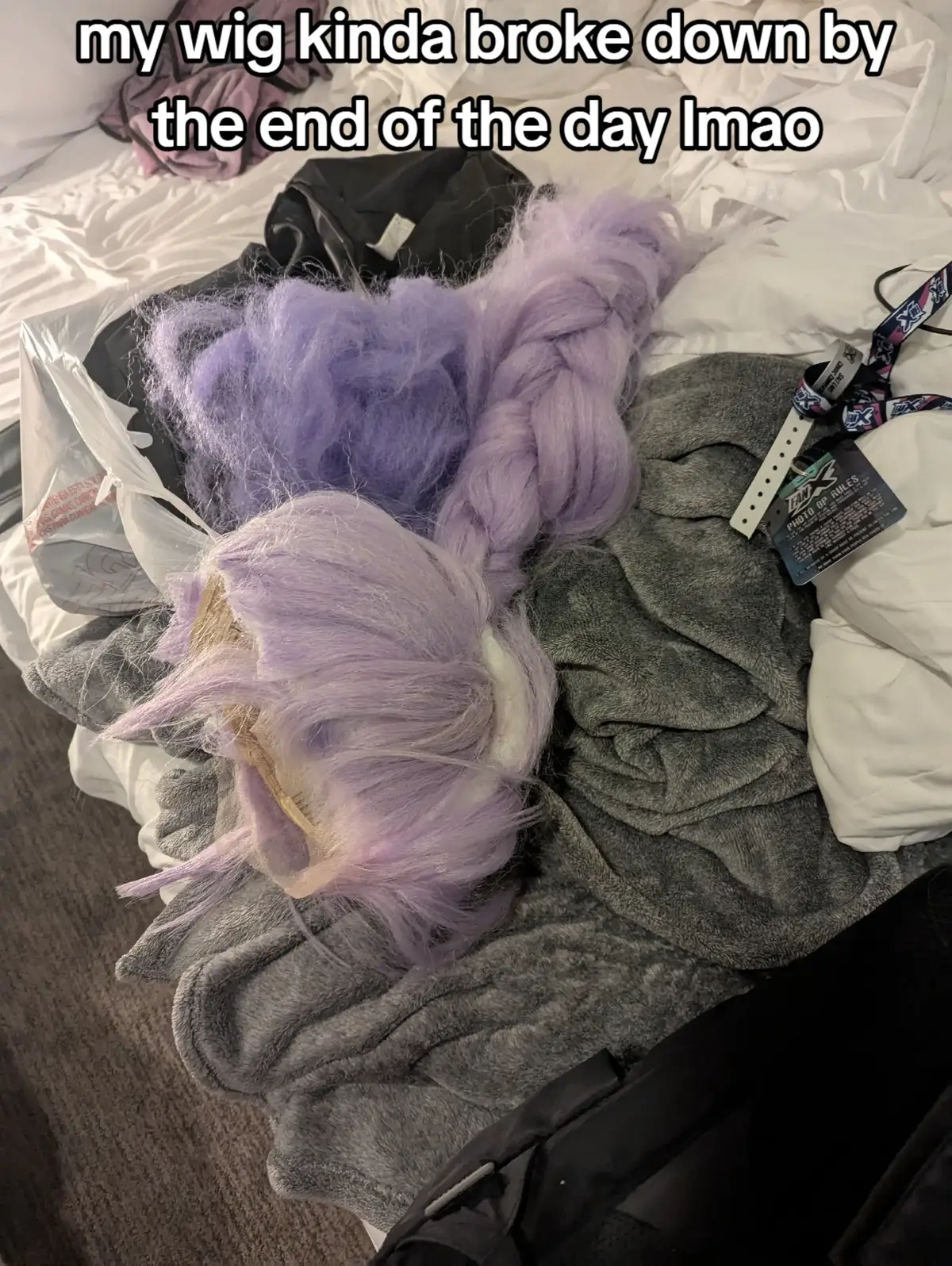 I wore it for most the day at FanX but I had to take it off since I almost fainted. Whether that's because of the wig or dehydration is up for debate but I felt a hell of a lot better after taking it off 😅#kpopdemonhunters #rumikpopdemonhunters #sillieszcos #confail #fanxsaltlakecity 