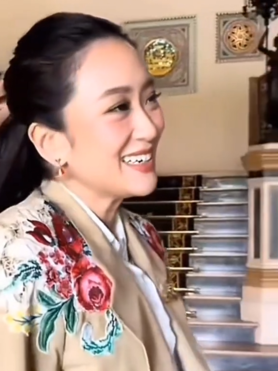 Tôi và bà đang ở hai quốc gia khác biệt, không ở cùng một nơi. Và bà cũng chẳng biết đến tôi, tôi lặng thầm dõi theo bà từng ngày. Chỉ mong sao bà hạnh phúc, bình yên và bình an 🙏❤️ @ingshin21 🇻🇳🫶🏻🇹🇭 #thutuongthailan #Paetongtarnshinawatra #primerthailan #นายกรัฐมนตรี #แพทองธารชินวัตร 