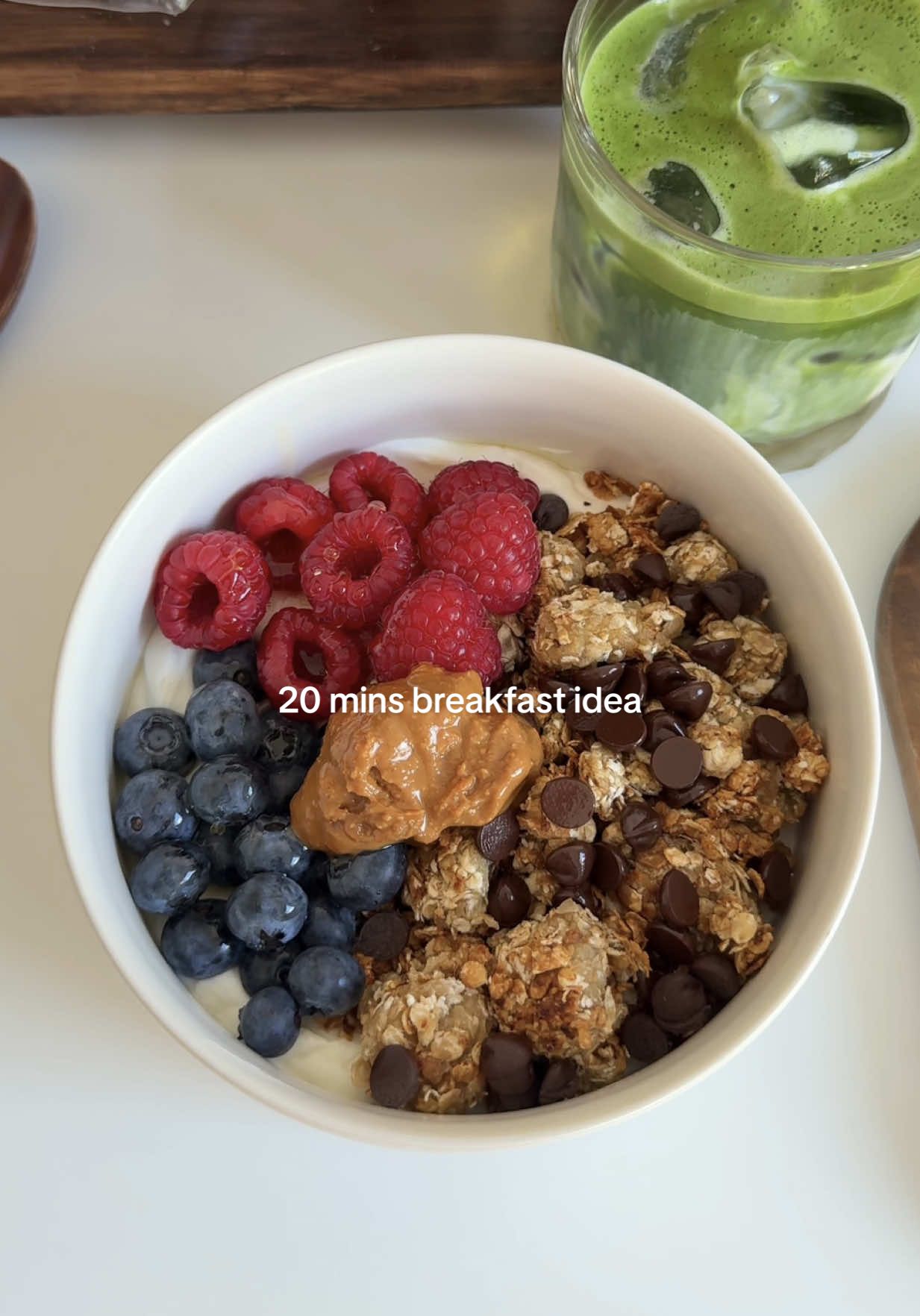 banana granola & berry yogurt bowl 🫐✨ what you’ll need: banana oats  chocolate chips honey  yogurt blueberries raspberries peanut butter enjoy! 😋