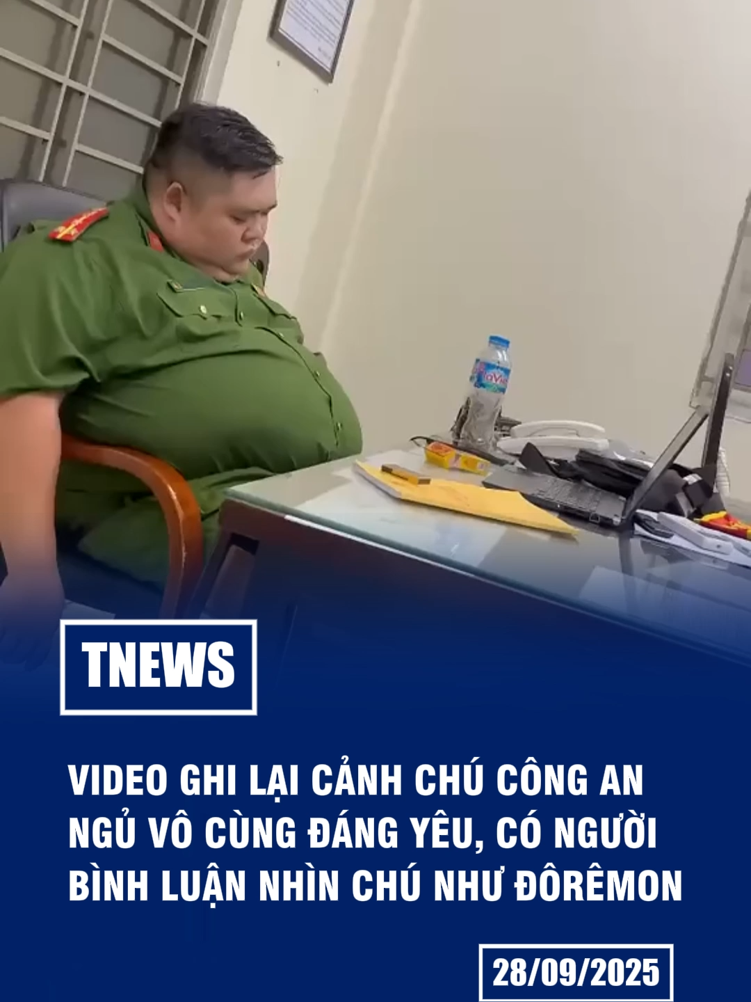 Video ghi lại cảnh một chú công an ngủ vô cùng đáng yêu, có người bình luận nhìn chú như Đôrêmon mà công nhận nhìn giống thật #tnews #tinmoi