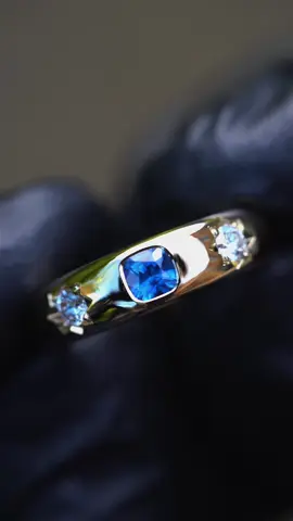 Natural Sapphire, natural diamonds and 18ct yellow gold 🤌 #goldring #rings #sapphire #stars #luxuryjewellery 