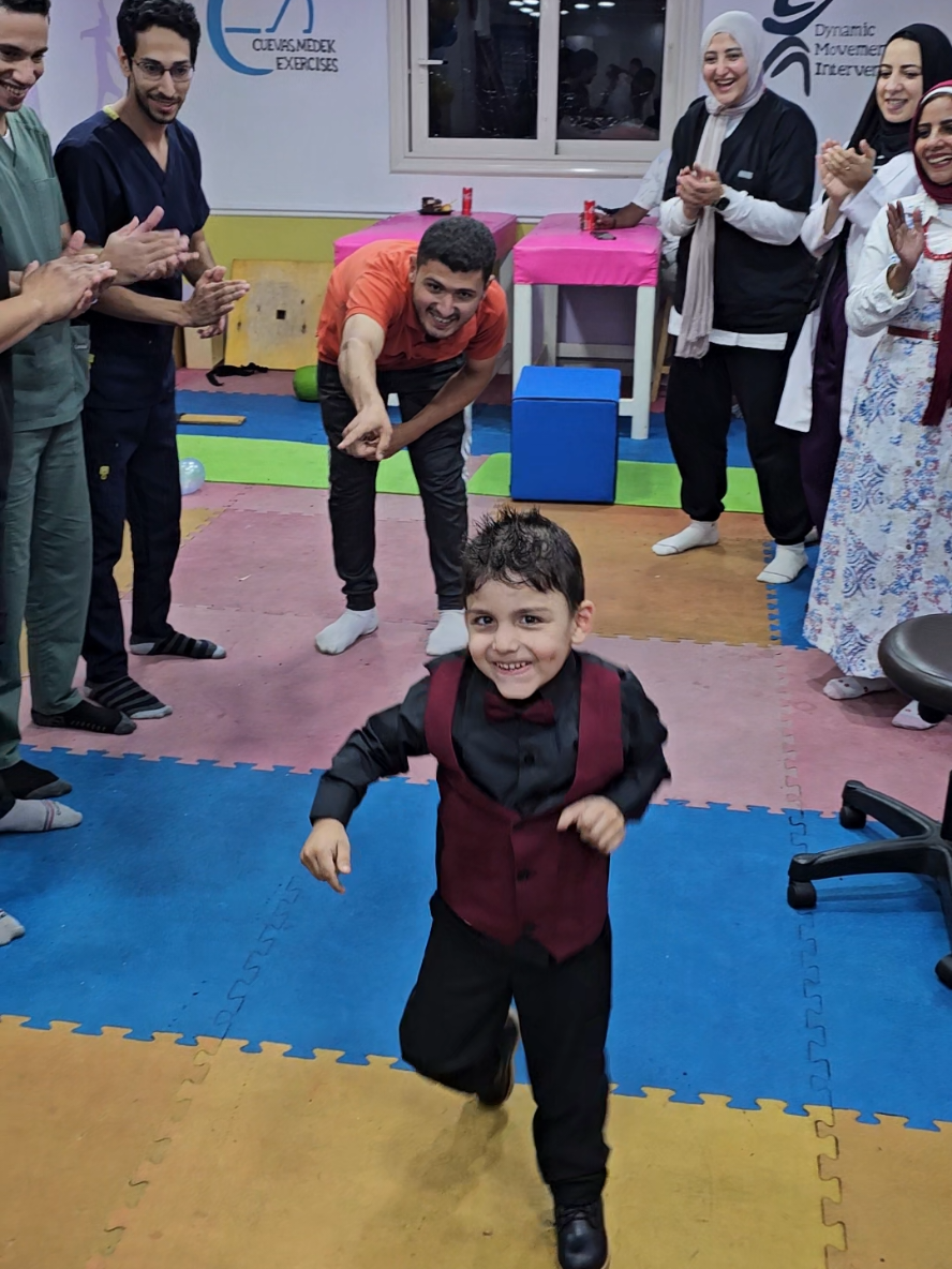 فرحة رضا انه بقي يمشي لوحده بعد كورس العلاج الطبيعي المكثف للاطفال  علاج طبيعي  علاج ضمور المخ  والشلل الدماغي  ونقص الأكسجين  #ضمور_المخ #نقص_اكسجين #الشعب_الصيني_ماله_حل😂😂 #العلاج_الطبيعي 