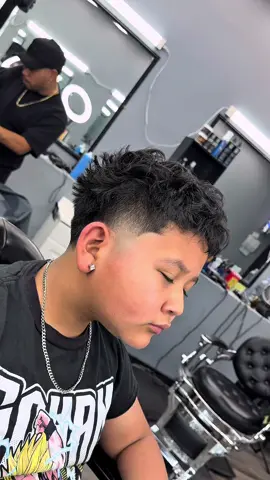 Este cliente no hablaba español quería el buzz cut de Marlon❌ pero mejor le hicimos un texture fringe 🔥 y vino con  El mejor barbero de las vegas NV 💈📍 AGENDA TU CITA EN EL LINK DE MI PERFIL 📅📲📲 #lasvegas #vegasbarber #lasvegasbarber #cortedepelo #hairtransformation 