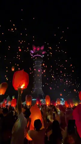 Malamnya Purwokerto langit di hiasi lampion  moment with @nikoio_  #purwokerto