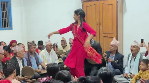 हेर्नुहोस नारी तागत भजन मा नाच्दा नाच्दै खैजडी खोसिन  #bhajan #aakashdevi #fypage  #keepsupporting #lovingbirds 