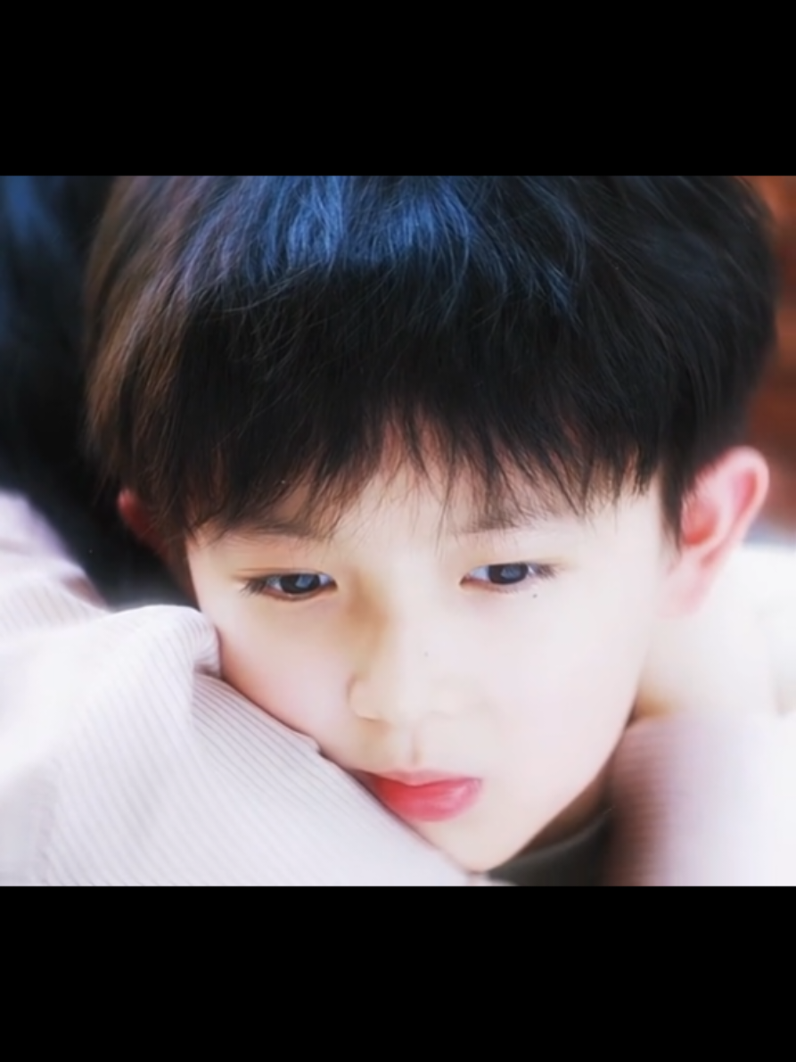 Cái ôm này hẳn là cái ôm ấm áp nhất Cao Đồ từng cảm nhận, cậu chưa bao giờ cảm nhận được tình yêu thương từ một ai đó 🥹, Thẩm Văn Lang thật sự đã giúp đỡ cậu rất nhiều thứ, nhưng có lẽ thứ Cao Đồ thiếu nhất chính là tình yêu thương Một đứa trẻ lớn lên trong sự thiếu thốn tình thương và chưa bao giờ được làm một đứa trẻ thật sự như Cao Đồ, vậy mà giờ đây cậu sắp phải làm 