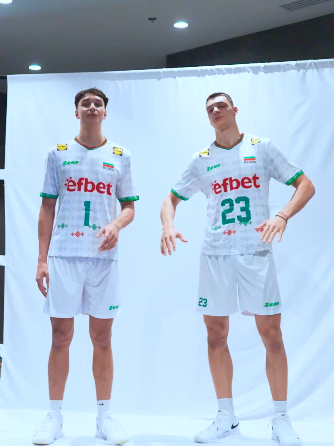 🔥 IRMÃOS NIKOLOV NA FINAL! 🏆 A Bulgária volta a decidir um Mundial de Vôlei após 55 anos e terá a Itália pela frente. Promessa de jogo histórico! 🇧🇬 vs 🇮🇹 A bola vai voar às 7h30, neste domingo (28), no sportv2. Bora pra cima! 📺 📽️: volleyballworld / X *Contém legenda automática #VoleiNoSportv #MundialDeVolei #Italia #Polonia #Bulgaria