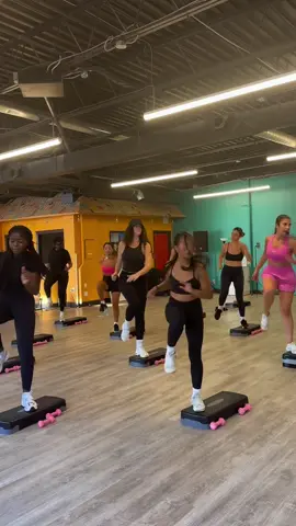 The energy at Pure Havana was unreal, step, sweat, and an abs finisher to close it out. Y’all crushed it! 🔥 #groupclass #Fitness #step #stepaerobic #ottawa