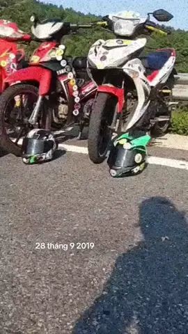 Năm 2019 có quá nhiều kỉ niệm đẹp ❤️ mà quay video mờ thế nhỉ, nhìn mà chóng mặt 😵‍💫 hồi đó hot kiểu giao lưu tem logo, cứ dán vào full xe+ full mũ 🤣 mình cũng dán 2 mũ fullface cất kỉ niệm chứ bây giờ đâu dám lấy ra đội đâu 🤭