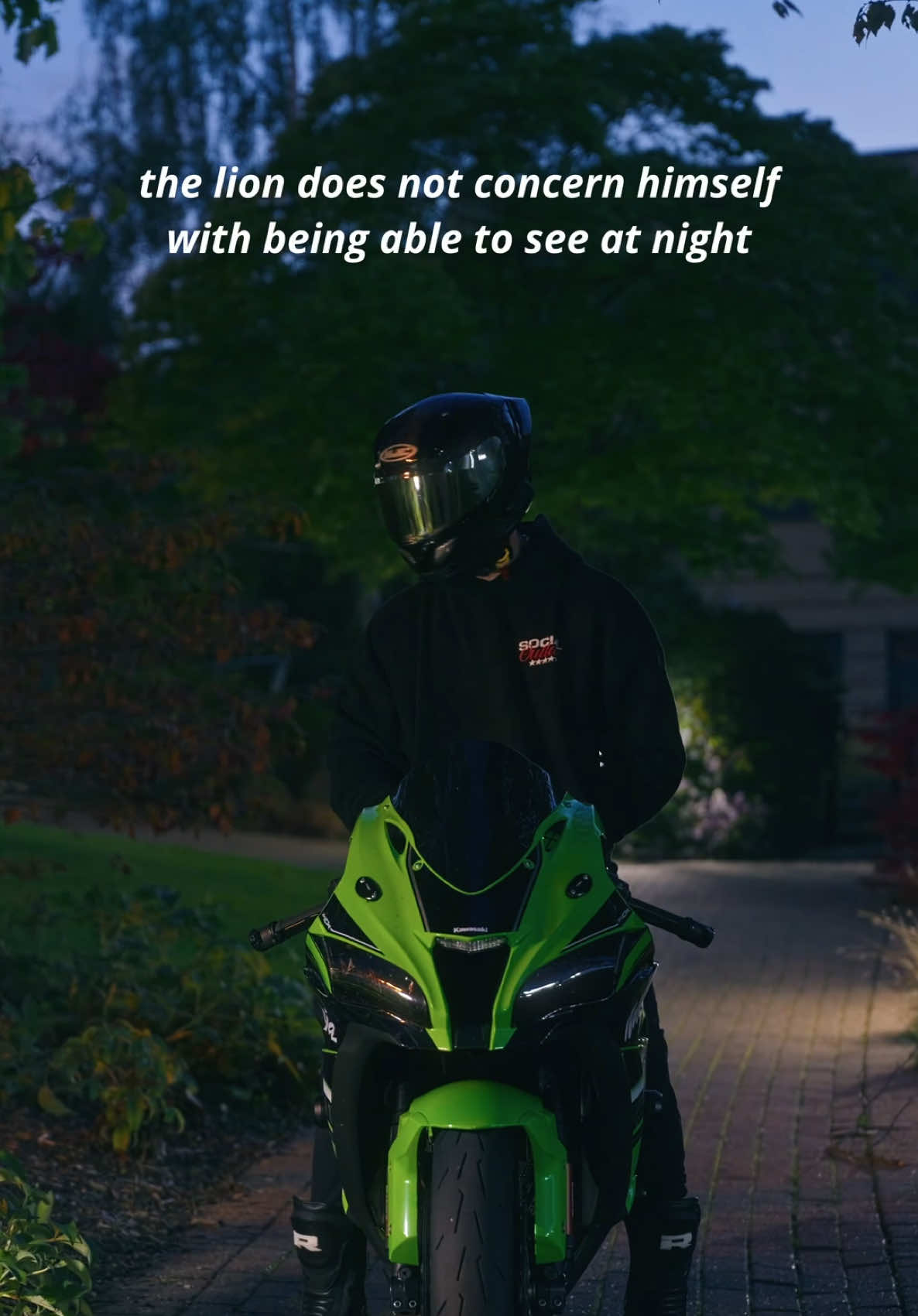 too stubborn to take a clear visor these days.. #thelion #trend #biker #zx10r #nightride 