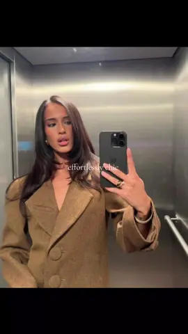 effortlessly chic 👜🫧 #chic #effortlesschic #Lifestyle #fyp #outfit 
