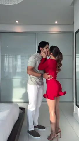 GRWM y Lindo para un cumpleaños en Cartagena 🫶🏼🥳😍! Fuimos a la fiesta sorpresa de mi cuñado y mi hermana justo cumple el Lunes entonces celebrando dos cumpleaños de personas muy especiales. Viendo los outfits no es tan navideño, la camisa es como gris verdoso jajajajaj pero las ocurrencias de Lindo me dan vida😂😂🫶🏼 #pareja #amor #grwm #couplegoals 