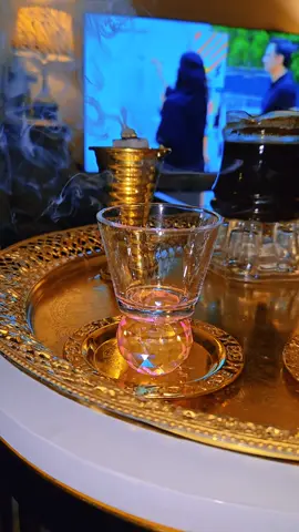 عاشقة القهوه والوتر