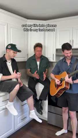 what an honor to sing this iconic hit with @paparoach🤘🏻🎸 can’t believe this song turned 25 this year!! @jonathantilkin 🤍 #sing #lastresort #paparoach #jacobyshaddix