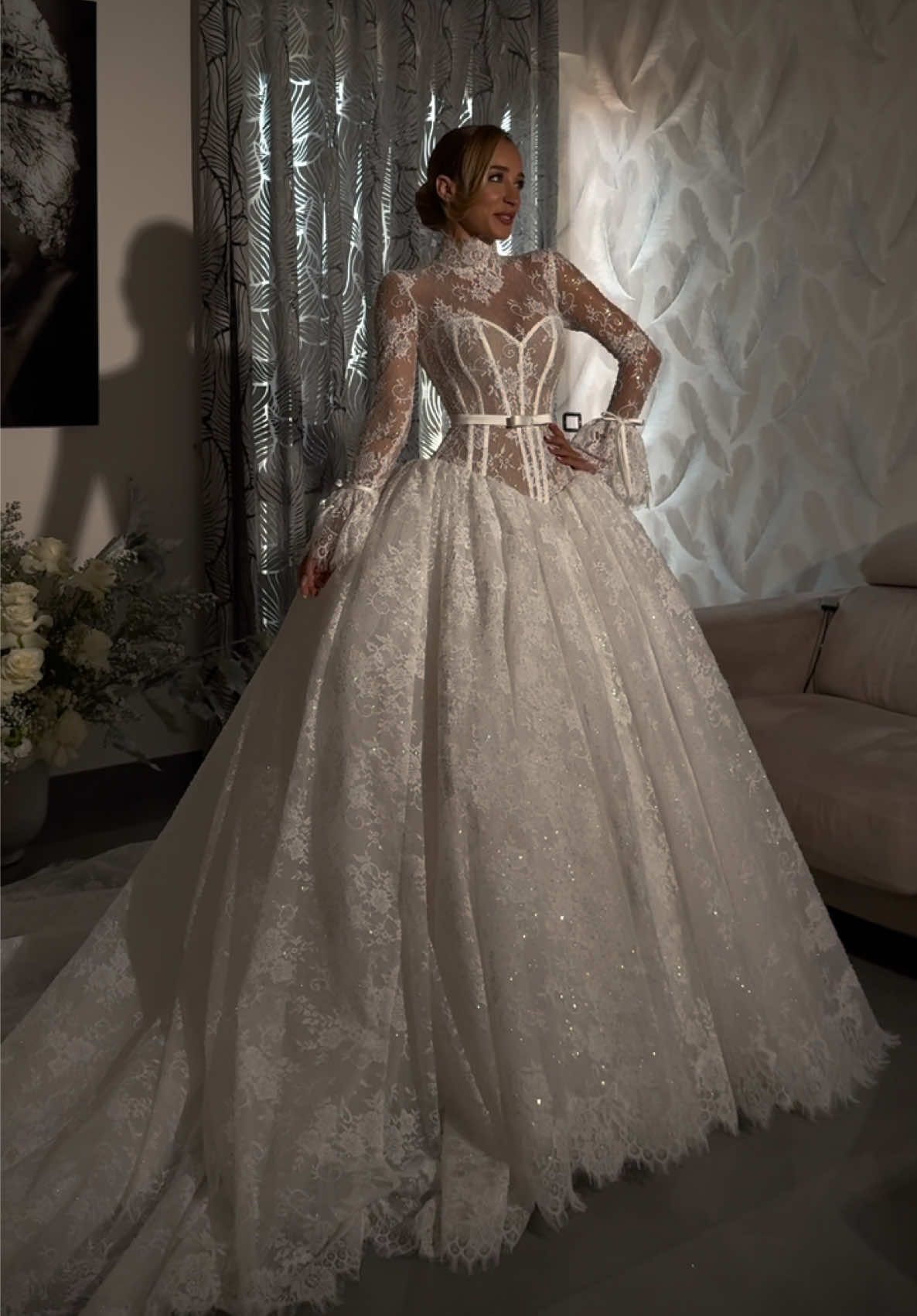 ecco a voi Alessia... chiunque al suo passar e' rimasto senza parole !  #grazieperavermiscelto #artigianatoitaliano #anticipazioni2026 #madeinitaly #weddingdress 