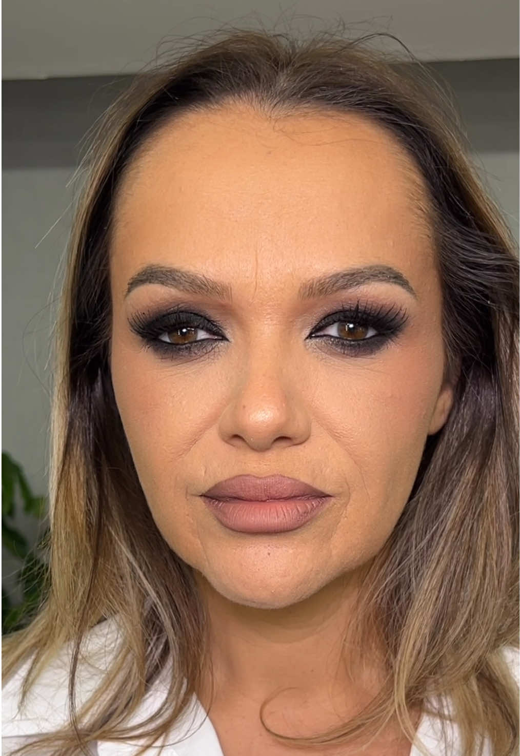 Dupa mult timp o clienta a venit si a zis doar atat: vreau in smokey cu negru 🖤 Iar pentru mine a fost suficient 😍. Imi era dor de un astfel de makeup. Este clasic, frumos, elegant, iar clientei i se potriveste perfect 🖤 Unde mai pui ca ei ii place asa mult acest machiaj ca a zis ca l-a purtat si mireasa 😂❤️ Asa ca acesta este rezultatul de astazi! 🖤 Pe 1 octombrie deschid agenda pentru 2026 🤗 #makeupartist #makeup #makeupartistbucuresti #makeupideas #smokeyeyes 