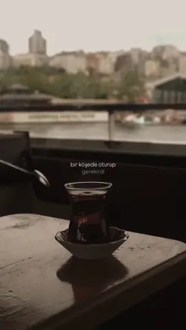 Emek verirken değil, karşılık görmediğinde anlarsın kimin kim olduğunu. Bazen bir köşeye çekilip sadece izlersin… Kime el uzatmışsın, kim için yorulmuşsun, kim için kalbini parça parça etmişsin. Kimin derdini kendi derdin gibi sahiplenmişsin. Kimin yarasını sarmak için kendi canını hiçe saymışsın. Ve kime dost demişsin… Sonra görürsün ki; “insan” rolü yapan nice maskeli yüz varmış etrafında. Yanında gibi görünen, ama aslında her fırsatta arkandan vurmayı bekleyenler. İyi gününde alkışlayan ama zor gününde sırtını dönenler. Bir gün kalbinin nüfus sayımını yaptığında, geriye sadece şunu fark edersin: Bir avuç dost… ama çuvalla düşman. İşte o an anlarsın; değer, sayıyla ölçülmez. Çok insan tanımak değil, gerçek insan tanımaktır önemli olan. Çünkü kalabalıklar değil, samimiyet iyileştirir. Çünkü dostluk emek ister, çıkar değil. Ve sen bu gerçeği anladığında artık kırılmak yerine güçlenirsin. Çünkü bilirsin ki; sahte dostlardan arınmak, gerçek dostlara yer açmaktır. 🍂 . . . #anlam#anlamlısözlert#hayatm#yaşamsözler #keşfet 