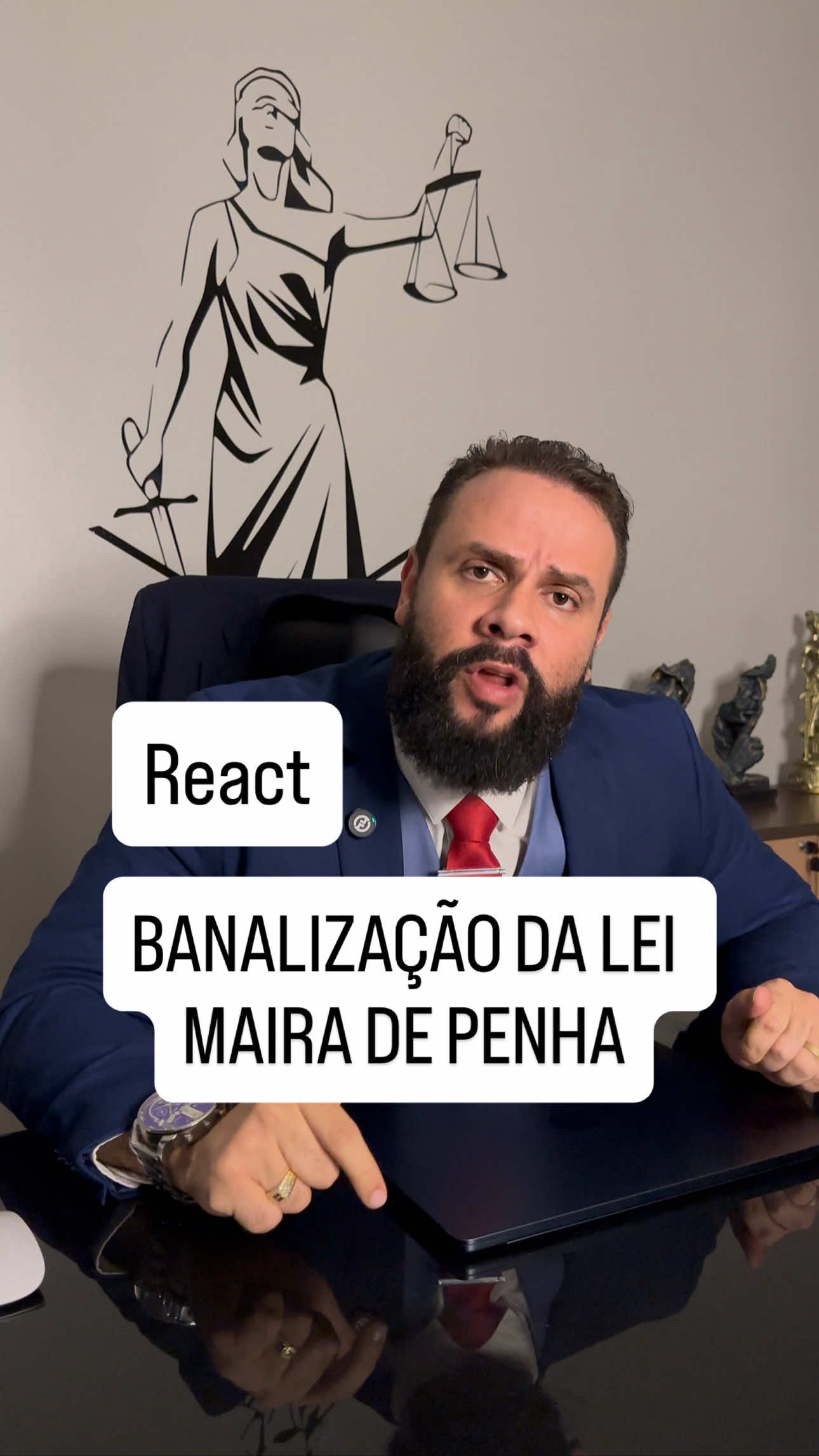 Meus tribunos e minhas tribuninhas, ⚖️ Nos últimos dias circulou um vídeo em que uma delegada orienta mulheres a usarem a Lei Maria da Penha de forma indiscriminada contra seus maridos. Esse tipo de discurso é extremamente perigoso 🚨, porque desvirtua a essência da lei, que foi criada para proteger mulheres vítimas de violência real e não para ser usada como arma em disputas pessoais. A Lei Maria da Penha é um marco histórico no combate à violência doméstica no Brasil 👊🏻, mas o mau uso dessa ferramenta pode gerar injustiças irreparáveis. Quando aplicada de forma leviana, pode levar homens inocentes a sofrerem consequências devastadoras: afastamento do lar, prisão preventiva, perda de contato com os filhos e, acima de tudo, a mancha social da falsa acusação. Como advogado criminalista, defendo que o Direito Penal deve ser usado com responsabilidade ⚖️. Instrumentos tão sérios não podem ser banalizados ou transformados em atalhos para resolver desavenças conjugais. A justiça precisa ser pautada na verdade dos fatos, no devido processo legal e no equilíbrio entre proteger quem precisa e garantir os direitos de todos. A verdadeira força da Lei Maria da Penha está em dar voz a quem sofre em silêncio, e não em alimentar injustiças. Precisamos lutar contra a violência, mas também contra o uso distorcido da lei. ⚔️AD SUMUS⚔️ #DireitoPenal #Criminalista #Justiça #LeiMariadaPenha #AdvocaciaCriminal        