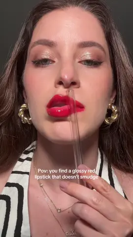 She’s glossy not messy #glossyredlips #redlipstick #smudgeprooflipstick #smudgeproof #longlastingmakeup 