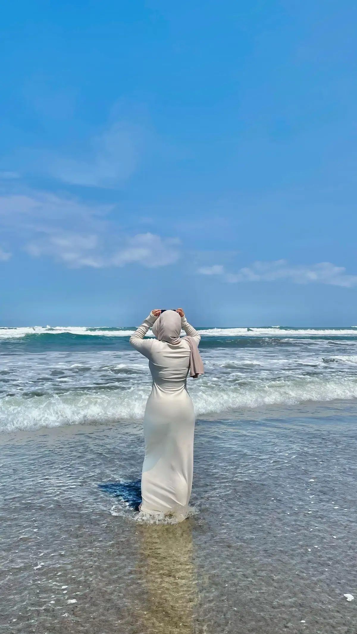 • Aku berjalan terlalu jauh hanya untuk kembali pada pertanyaan yang sama: siapakah aku di antara riuh semesta? Pernah kubayangkan jati diri sebagai gerbang emas yang kuncinya digenggam orang lain, hingga aku letih mencari pada wajah-wajah yang bukan milikku. Namun pada akhirnya, justru di tengah kebiasaan yang kucintai, di sela kesunyian yang kusembunyikan, aku menemukan jawabannya: jati diri tidak hadir sebagai hadiah, ia tumbuh sebagai luka yang perlahan diajari sembuh.