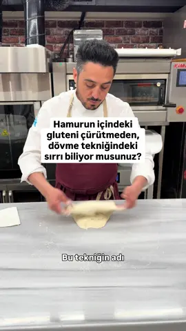Bu çalışmada kullandığımız yöntem: “Döv ve Katla” tekniği. Ancak bu, sadece bir yoğurma değil; hamura yön vermenin ustalıkla harmanlanmış hali. Düşünün… İskender kebabı gibi dikey dönen bir sistemde, hamur mikser kazanın etrafına çarpa çarpa dönerken gluten olgunlaşır. Ama biz burada elle çalışıyoruz. Ve tıpkı cağ kebabı gibi yatay bir dönüş hareketiyle, hamuru sürekli döndürerek, döverek, yüzeye çarptırarak güçlendiriyoruz. 📌 Mermer tezgâh burada kritik bir görev görür. Soğuk zemin, gluteni dengeleyerek hamurun aşırı ısınmadan elastikiyet kazanmasını sağlar. Hamur, bu kontrollü darbe ve dönüş hareketleriyle parçalanmadan güçlenir, çürümek yerine gelişir. 🔬 peki Bilimsel Glutene Ne Oluyor? Gluten, unun içinde bulunan protein zincirlerinin birleşmesiyle oluşan bir ağ yapısıdır. Bu yapı, hamura esneklik ve kabarma yetisi kazandırır. “Döv ve katla” hareketi, gluten ağını kontrollü şekilde aktive eder. 👉 Aşırı karıştırılan veya kontrolsüz yoğrulan hamurda gluten yapısı zarar görür, hamur çürür, yapışkanlaşır. 👉 Ancak döverek döndürme tekniği sayesinde gluten zincirleri güçlü ama dengeli bir ağ yapısı oluşturur. Sonuç: Plastik kıvamda, elastik, güçlü bir hamur. 🧠 Parmağınızla kaldırdığınızda hamur homojen bir bütün hâlinde geliyorsa ve parçalanmadan süzülüyorsa—olgunlaşmış demektir. 📌 Unutmayın: Teknik hayat kurtarır. Hamuru çürütmeden ona elastikiyet kazandırmak, sadece kas gücü değil, doğru teknikle mümkündür. Bu bilgiyi hamurla uğraşan bir arkadaşınla paylaşmayı unutma 🙂
