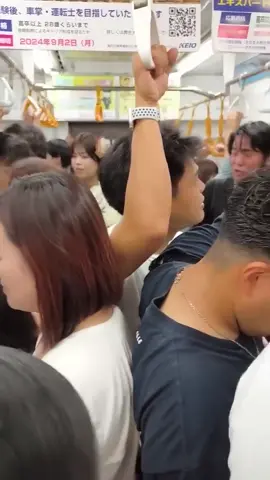 You know Japanese society. We are under so much stress right now. Everyone gets angry easily, and we never know who might suddenly lose their temper.🤷‍♂️ Tú sabes cómo es la sociedad japonesa. Ahorita estamos bajo mucho estrés. Todos se enojan fácilmente y nunca sabemos quién se va a enojar de repente.🤷‍♂️ #japantiktok #thisisjapan #japanlife #japanlifestyle #japanesesociety #japaneseculture #japaneseman #madman #getmad #annoyed #irritated #culturajaponesa #japon #japones #molesto #molestos #enojado #luchar #lucha #pelear #peleoleosa #crazymoments #crazy 