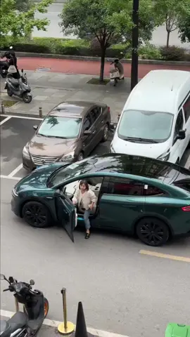 Domestic cars have self-parking technology #yeuxetrungquoc #luxeedr7 