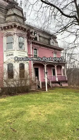 I hate how it’s just been left to rot 😩 #abandonedhouse #pinkhouse #coraline #fyp #abandonedplaces 