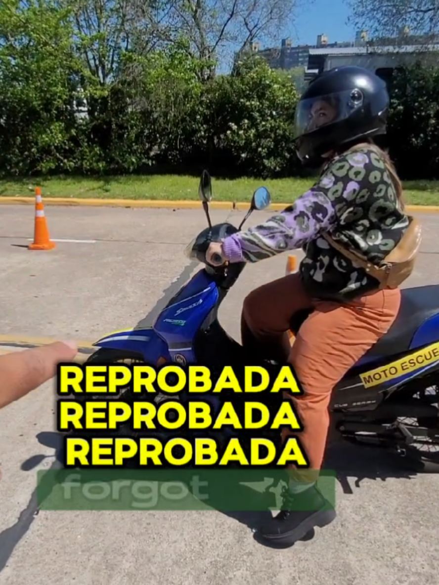 Es importante que no te olvides la patita. En el examen de moto de capital, todos los detalles son imprescindibles. #moto #examendeconducir #escuelaimperiomotos #licenciadeconducir  #humor 