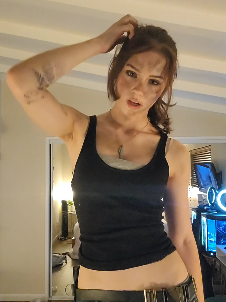 I love you claire redfield #claireredfieldcosplay #claireredfield #re2 #residentevil2 #cosplay the lighting kidnapped my chin