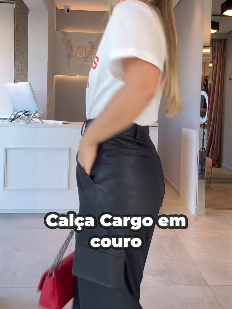 📲 O link tá logo ali em cima 👆— é só clicar! 😉 #CalçaCargo #calçacargocouro #ModaFeminina #EstiloGringo #tendência2025 