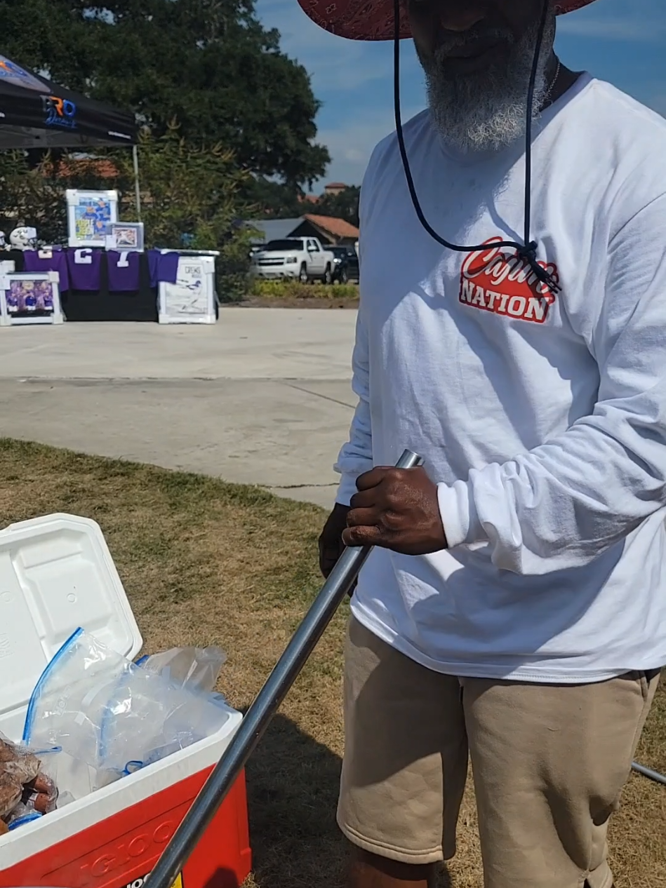 HOME CHEF ZO 🌶 Cajun Nation partnered with Aetna Better Health of Louisiana at the LSU Football Game for a Tailgate Party for the commUNITY.  🏈🐅  Team Cajun Nation with Home Chef Zo 🌶 #aetna #lsu #lsufootball #cajuncoast #CajunNation 
