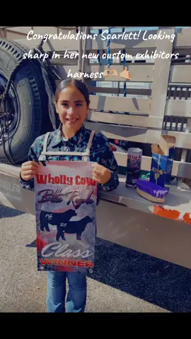 Putting in the hard work it takes pays off! And that custom exhibitors harness by yours truly isn't too shabby. Congratulations cowgirl, job well done🫶🏼  #craftycowgirlfl #cowgirl #showtime #winner #livestock 