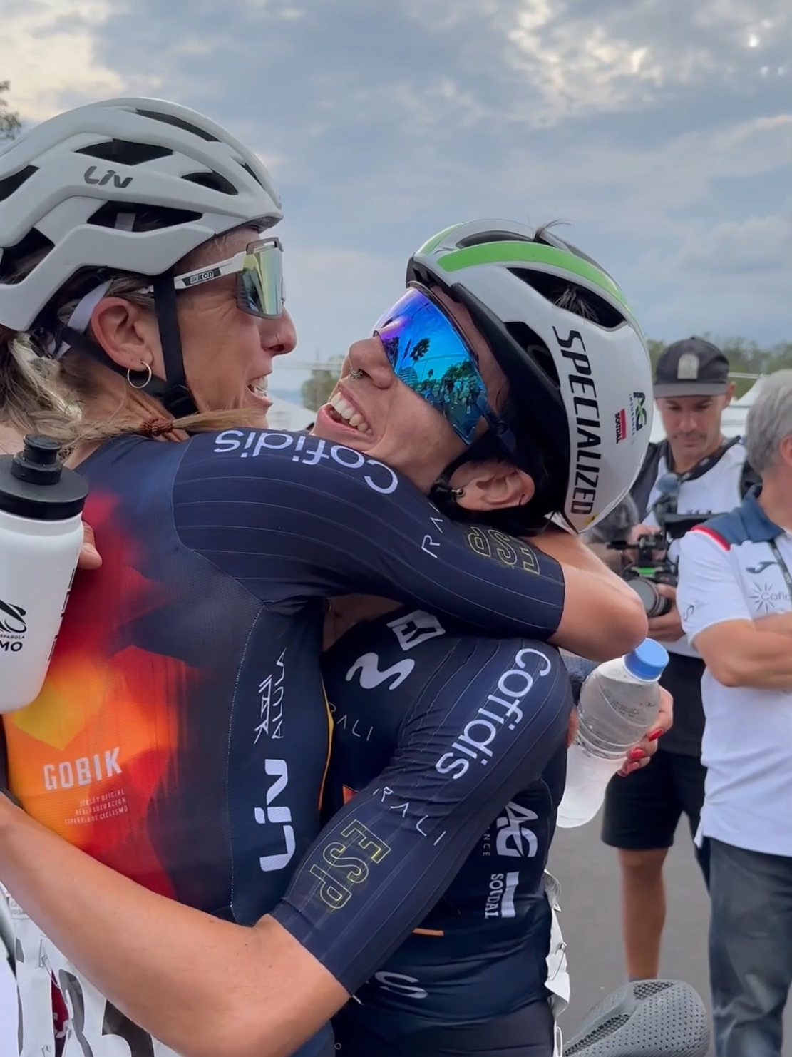¡¡Mavi García sube al podio mundialista!! ¡¡Bronce en el Campeonato del Mundo de #Kigali2025!!🌈🥉 ♥️ El premio a una de las mejores ciclistas de nuestra historia, a toda una carrera deportiva, a los 41 años... ¡Nos volvemos locos! 🥹 Gracias por este regalo, Mavi #TeamESPciclismo 🇪🇸 #InsideCofidis #deportesentiktok 