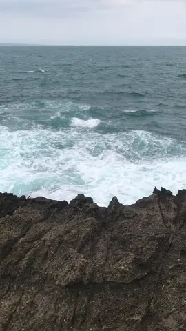 sedikit mendung tapi gapapa🌊 #pantailebakbanten #ombak #sound #beachvibes 