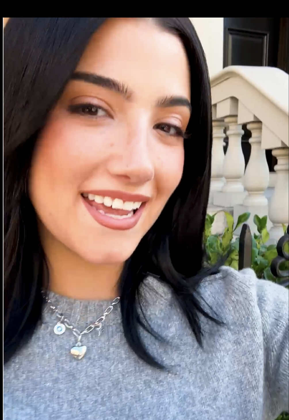 A very lucky phone @laufey @charli d’amelio @REIGN  Watch the film “Spark Something Beautiful” through the link in our bio. #katespadeny 