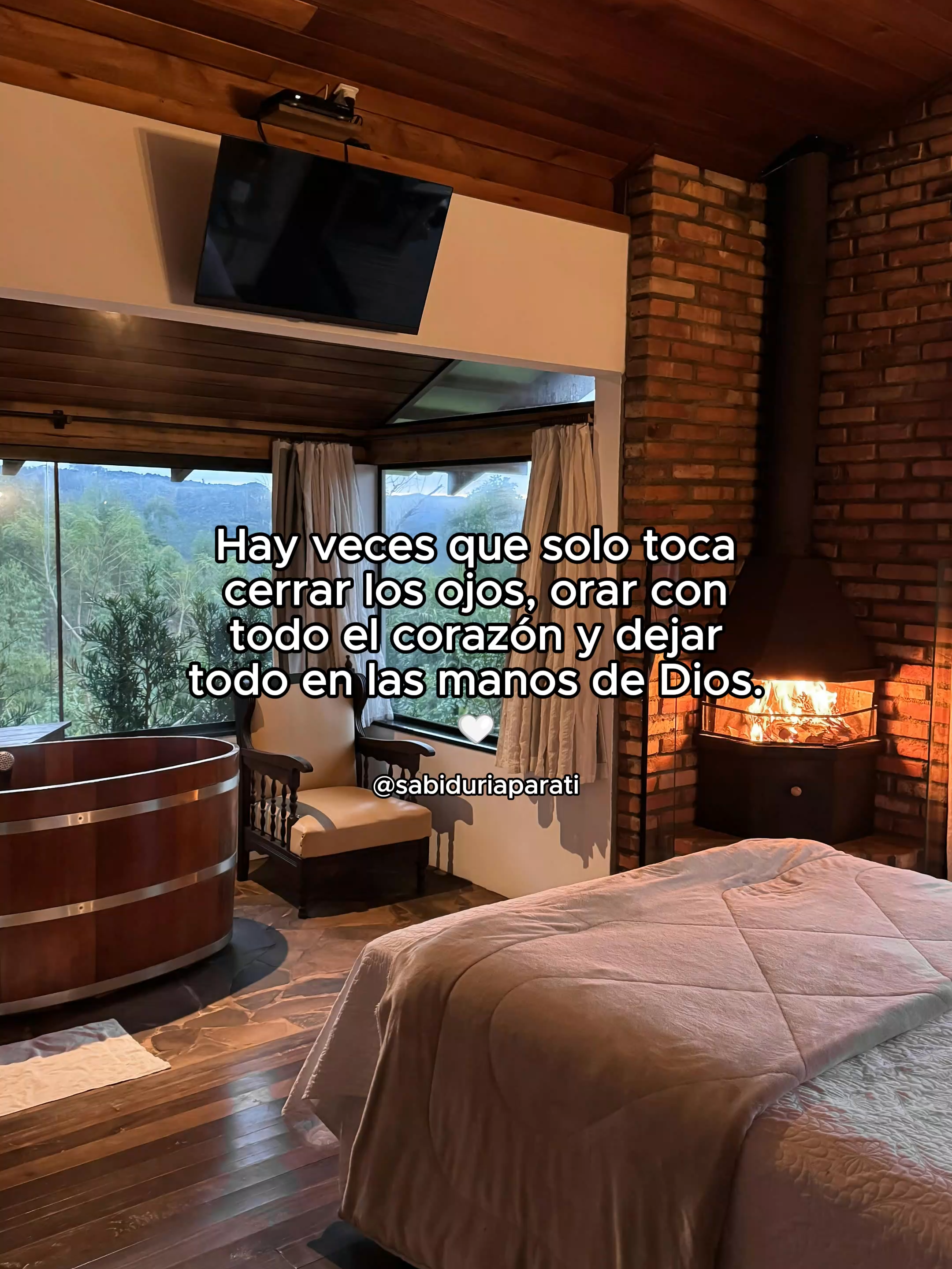 Ora, confía y deja todo en manos de Dios. 🤍🙏 A veces, una sola chispa basta para transformar años de lucha🥹. Si este es tu momento, en mi perfil hay algo que puede guiarte hacia esos sueños. #jesus #fyp #tiktok #foryoupage #jovenescristianos