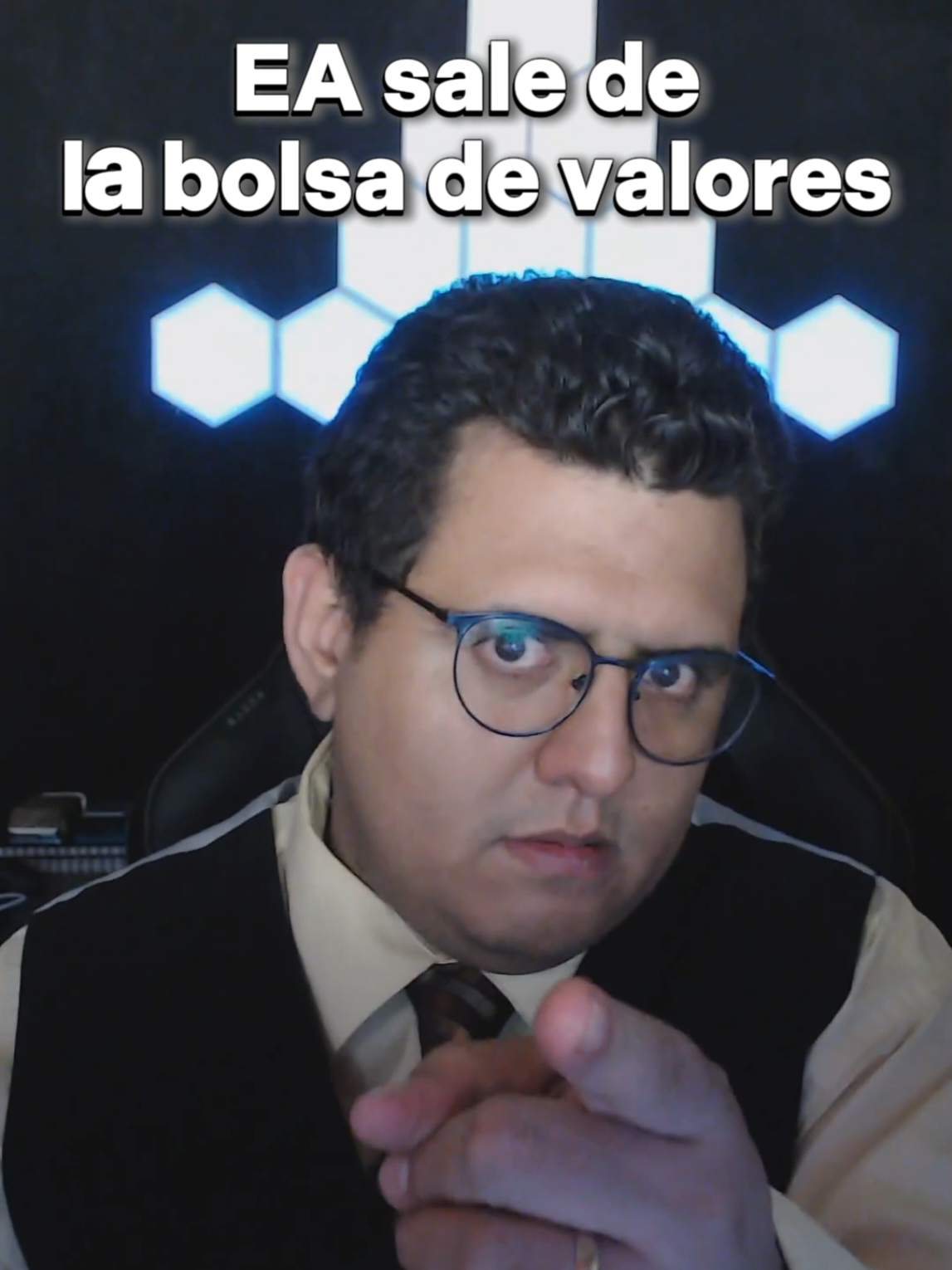 EA sale de la bolsa en la compra apalancada más grande de la historia.  EA podría estar a punto de vivir su “game over” corporativo más grande hasta la fecha 💸🎮, con un grupo de inversionistas —entre ellos capital privado y el mismísimo fondo soberano de Arabia Saudita— están preparando una compra récord de 50 mil millones de dólares, lo que sacaría a la compañía de la bolsa y la convertiría en privada. Según The Wall Street Journal, el acuerdo podría anunciarse en cuestión de días y sería la mayor compra apalancada jamás registrada, es decir, deuda gigantesca en la que EA terminaría cargando con el peso si las cosas salen mal… tal como le pasó a Toys R Us 🪦. El timing no podría ser más irónico: EA atraviesa años de tropiezos, desde perder la licencia de FIFA hasta el declive de BioWare tras el fracaso de Dragon Age: The Veilguard. Ahora todo depende de que Battlefield 6 levante cabeza 🚀. Mientras tanto, los saudíes siguen ampliando su poder en el entretenimiento con inversiones en Capcom, Nintendo y hasta WWE, lo que muchos llaman sportswashing. Si el trato se concreta, estudios icónicos como BioWare, DICE, Respawn y franquicias como Mass Effect, Los Sims o Star Wars Jedi podrían enfrentar un futuro incierto ⚖️🔥. #Gamer #EA #Videojuegos #electronicarts #Fifa 