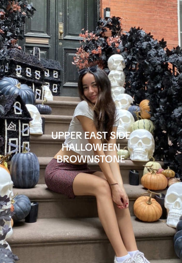 my dream life #uppereastside #ues #nyc #brownstone #halloween @stoopandthecity 