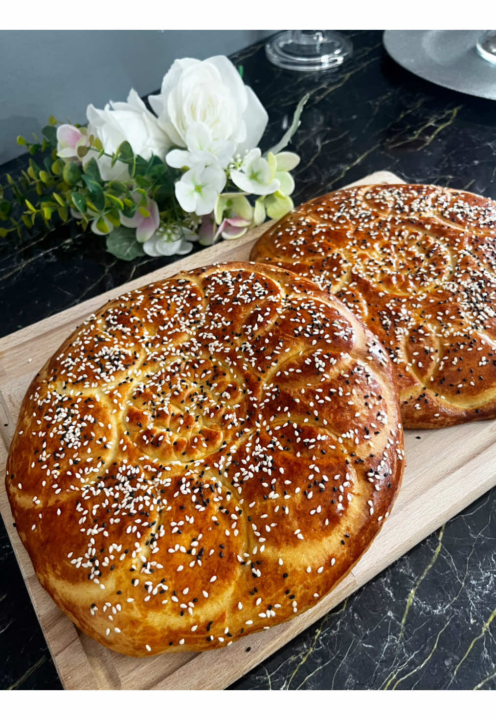 Afghan sweet bread root recipe|| د روټ جوړولو طریقه ingredients: - 2 eggs - 3/4 cup sogar - 1/2 cup lukewarm milk - 1/2 cup oil - 1 tbls baking powder - 1 tsp cardamom  - 1 tbls instant yeast - 4 cups all purpose flour - nigella seeds  - sesame seeds  for the Glatze - 1 egg  - 1 tbls milk #foryoupage❤️❤️ #fyp #root #afghansweetbread #viralvideos 