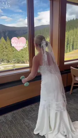 One of my best friends got married last week and one of my duties was to make sure she had some weights before she walked down the aisle so she could get a quick pump in. 💪🏼 She looked so strong and beautiful! #bridesmaids #weddingday #nevermissaworkout #backdayworkout #backdayroutine 