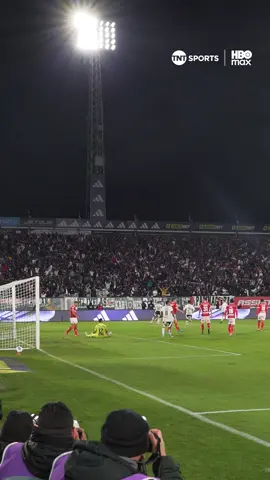 😱⚽🏁 ¡El Huaso presente en la Ruca! Lucas Cepeda iba a anotar una verdadera joyita para #ColoColo, pero el poste le negó en dos oportunidades la conquista. Sin embargo, Mauricio Isla estuvo muy atento para captar el rebote y marcó en el triunfo Albo frente a Deportes Iquique. Disfruta los partidos de la #LigaDePrimera 2025. Suscríbete a #TNTSportsenHBOMax 📲💻 Link en la BIO 📍
