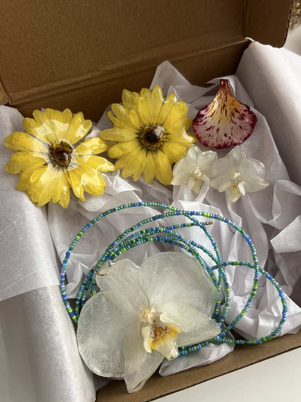 En el vídeo anterior te enseñé el proceso sellando estas flores y aquí el resultado final convertidas en diferentes piezas hermosas 😍🌸 creacionesan.com  #creacionesan #negocioboricua #joyeriapuertorico #orchid #puertoricojewelry 