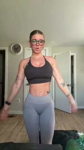 i hate that my butt disappears in these leggings 
